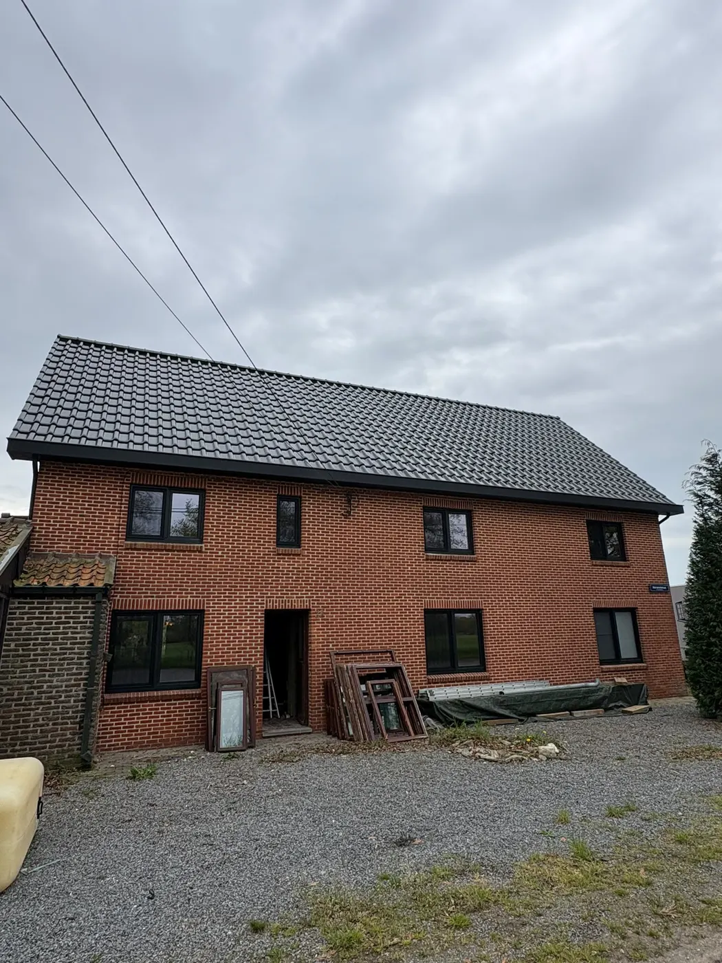 Achtergevel van een woning met nieuwe ramen